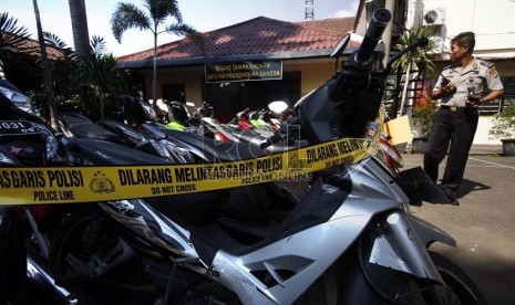  Petugas menunjukkan barang bukti kejahatan pencurian sepeda motor di Polsek Penjaringan Jakarta Utara, Senin (29/4).    