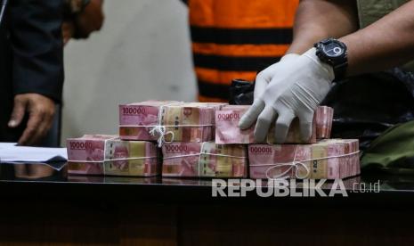 Indonesia Corruption Watch (ICW) mengingatkan Komisi Pemberantasan Korupsi (KPK) untuk mengusut tuntas dan mengembangkan kasus korupsi Bansos Covid-19 menyusul empat operasi tangkap tangan (OTT) yang dilakukan KPK di awal tahun. (Foto: Barang bukti OTT KPK)