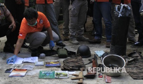 Petugas menunjukkan barang bukti saat menggeledah sebuah rumah di Jl Jermal XII Gang Haji, Denai, Medan Denai, Medan, Rabu (7/6). Penggeledahan ini disebut terkait penangkapan si pemilik rumah yang diduga teroris berinisial RA terafiliasi ISIS. Rencana pemulangan WNI eks ISIS di luar negeri harus dilakukan dengan pertimbangan matang.