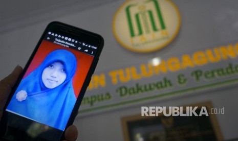 Petugas menunjukkan foto Irma Novianingsih, mahasiswi IAIN Tulungagung yang dideportasi dari Suriah karena diduga terlibat jaringan ISIS, di kampus IAIN Tulungagung, Jawa Timur, Senin (28/5).