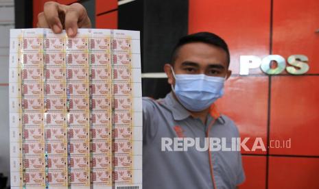 Petugas menunjukkan lembaran materai Rp10.000 di Kantor Pos Meulaboh, Aceh Barat, Aceh, Senin (1/2/2021). Pemerintah melalui Direktorat Jenderal Pajak (DJP) Kementerian Keuangan resmi mengeluarkan materai tempel baru Rp10.000 yang sudah dapat dibeli oleh masyarakat di Kantor Pos seluruh Indonesia. 