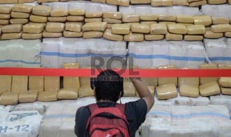  Petugas menunjukkan narkotika jenis ganja dan kurir saat rilis di Direktorat Tindak Pidana Narkoba (Dittipid Narkoba) Bareskrim Polri, Cawang, Jakarta, Senin (28/12). (Republika/Yasin Habibi)