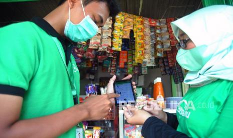 Petugas menunjukkan penggunaan aplikasi Aksesmu (Akselerasi Sukses Mitra Usaha) kepada pedagang untuk berbelanja secara daring di Warung Tanjakan Batara, Kabupaten Bogor, Jawa Barat, Selasa (22/2/2022). Presiden Joko Widodo menyatakan potensi pasar digital di Indonesia tumbuh sangat pesat dibandingkan negara-negara ASEAN lainnya dan diprediksi pada tahun 2025 akan meningkat sampai di angka 146 miliar dolar AS atau Rp2.100 triliun.