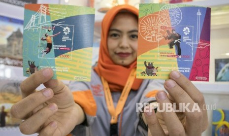 Petugas menunjukkan prangko edisi khusus Asian Games 2018 di Kantor Pos Besar, Bandung, Jawa Barat, Senin (19/2).