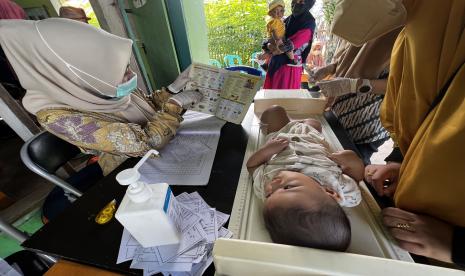 Petugas menunjukkan pertumbuhan anak saat Pos Pelayanan Terpadu (Posyandu). Pemerintah pusat menargetkan angka kasus stunting nasional turun menjadi 14 persen pada 2024. Ilustrasi.