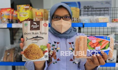 Petugas menunjukkan produk Usaha Kecil Menengah (UKM) hasil pengolahan sektor perikanan di Rumah Ikan Higienis Lampulo, Banda Aceh, Aceh, Kamis (30/9/2021). Kementerian Kelautan dan Perikanan (KKP) telah meluncurkan Gerakan Nasional Bangga Buatan Indonesia (Gernas BBI) Ragam Aceh Ikan vs Kopi dengan tujuan untuk meningkatkan konsumsi ikan dan mempromosikan berbagai produk UMKM sektor kelautan dan perikanan agar dapat mendongkrak dan mendukung pemulihan ekonomi di masa pandemi COVID-19. (ilustrasi)