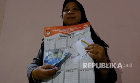 Petugas menunjukkan sejumlah barang bukti dugaan politik uang pada Pemilu 2019 di kantor Bawaslu Temanggung, Jawa Tengah, Selasa (16/4/2019).