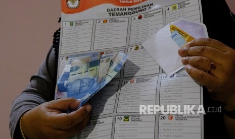 Petugas menunjukkan sejumlah barang bukti dugaan politik uang pada Pemilu 2019 