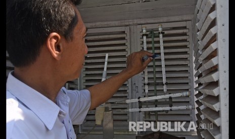 Petugas menunjukkan skala suhu udara pada termometer di Laboratorium Terbuka BMKG (Badan Meteorologi, Klimatologi dan Geofisika) Banten, di Serang, Senin (11/11/2019).