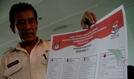  Petugas menunjukkan surat suara Pemilu Legislatif DPRD Kabupaten Sidoarjo yang cacat produksi dan rusak di kantor KPU Kabupaten Sidoarjo, Jatim, Senin (4/3). 