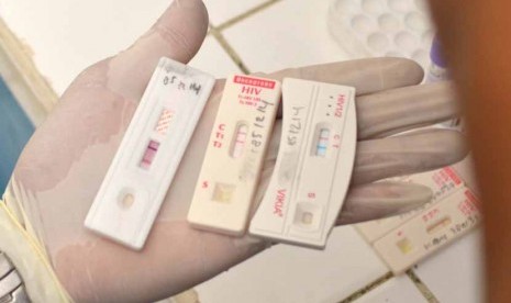 Petugas menunjukkan tiga sampel darah yang terindikasi positif HIV/AIDS saat test HIV/AIDS. Negara-negara ASEAN belum memiliki pedoman konsultasi dan pengecekan tentang HIV/AIDS di tempat kerja.