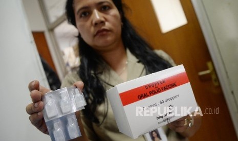 Petugas menunjukkan vaksin polio di Puskesmas Senen, Jakarta, Senin (7/3).  (Republika/Yasin Habibi)