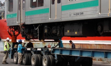 Petugas menurunkan salah satu unit KRL bekas dari Jepang saat tiba di Pelabuhan Tanjung Priok, Jakarta Utara, Senin (17/3). (Republika/Yasin Habibi)