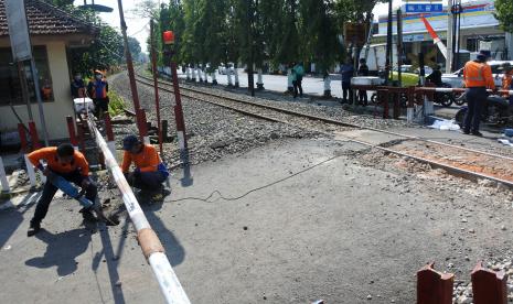 Petugas menutup perlintasan sebidang kereta api di Jalan Mangga, Kecamatan Patrang, Jember, Jawa Timur, Sabtu (13/8/2022). PT Kereta Api Indonesia Daop 9 Jember menutup pintu perlintasan sebidang pasca terjadinya kecelakaan yang menewaskan dua orang warga, serta untuk meningkatkan keamanan perjalanan kereta api. 