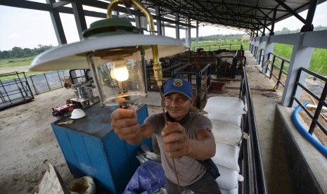 Petugas menyalakan lampu dari listrik energi biogas (ilustrasi). PT Pasadena Biofuels Mandiri resmi mengoperasikan secara komersial (commercial operation date/ COD) Pembangkit Listrik Tenaga Biogas (PLTBg) Ujung Batu berkapasitas 3x1 megawatt (MW) yang berlokasi di Kabupaten Rokan Hulu, Riau, Rabu (3/5/2023).