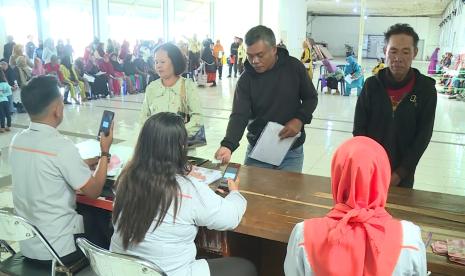 Petugas menyalurkan bantuan langsung tunai El Nino kepada keluarga penerima manfaat.