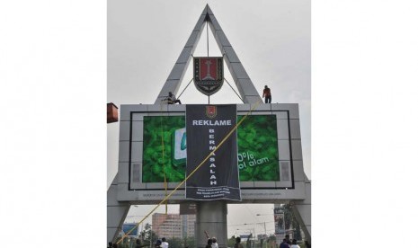 Petugas menyegel videotron reklame sebuah iklan rokok terkenal karena belum membayar retribusi dan pajak tahun 2009-2010 sebesar Rp1,2 miliar, di Semarang, Jateng, Jumat (18/3).