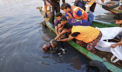 Petugas menyelamatkan penumpang kapal feri yang tenggelam di Narayanganj, wilayah luar ibu kota Bangladesh, Dhaka, Ahad (20/3/2022) waktu setempat.