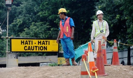 Petugas menyelesaikan proyek Stasiun Mass Rapid Transit (MRT) Dukuh Atas, Jakarta Pusat, Selasa (25/3). 