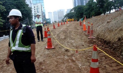 Petugas menyelesaikan proyek Stasiun Mass Rapid Transit (MRT) Dukuh Atas, Jakarta Pusat, Selasa (25/3).