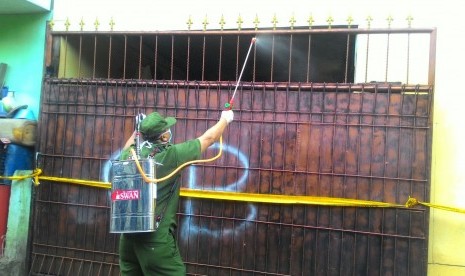 Petugas menyemprot gudang penyimpanan ayam tiren di Cakung, Jaktim.