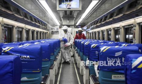 Petugas menyemprotkan cairan disinfektan di dalam gerbong Kereta Api 