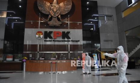 Petugas menyemprotkan cairan disinfektan di Gedung KPK, Jakarta, Senin (21/9/2020). Penyemprotan yang rutin dilakukan di seluruh ruangan serta lingkungan gedung tersebut sebagai antisipasi guna menekan penyebaran COVID-19 di perkantoran menyusul temuan sedikitnya di 27 kantor kementerian/lembaga dan sejumlah perusahaan swasta di Jakarta yang menjadi klaster baru.