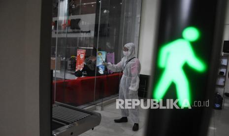 Petugas menyemprotkan cairan disinfektan di Gedung KPK, Jakarta, Senin (21/9/2020). Penyemprotan yang rutin dilakukan di seluruh ruangan serta lingkungan gedung tersebut sebagai antisipasi guna menekan penyebaran COVID-19 di perkantoran menyusul temuan sedikitnya di 27 kantor kementerian/lembaga dan sejumlah perusahaan swasta di Jakarta yang menjadi klaster baru. 