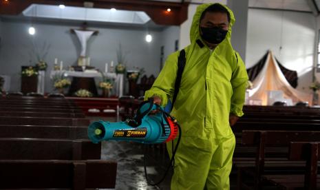 Petugas menyemprotkan cairan disinfektan di Gereja Santo Thomas, Seyegan, Sleman, D.I Yogyakarta. Pemerintah Daerah Istimewa Yogyakarta masih mencatat adanya penambahan kasus konfirmasi positif COVID-19 pada Senin (6/6) 2022 yaitu sebanyak tujuh orang sehingga totalnya sejak pandemi menjadi sebanyak 220.781 kasus.