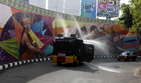 Petugas menyemprotkan cairan disinfektan di kawasan Pasar Gede Solo, Jawa Tengah, Jumat (11/2/2022). Kegiatan yang melibatkan petugas gabungan dari unsur Polri, TNI, PMI, BPBD, Dishub, Satpol PP dan relawan tersebut dilakukan guna mengantisipasi penyebaran virus COVID-19 setelah meningkatnya angka kasus harian di Kota Solo.