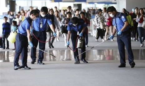 Petugas menyemprotkan cairan disinfektan di lobi Bandara Internasional Incheon, Korea Selatan untuk mencegah penyebaran viruis MERS, Rabu (3/6).