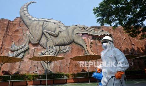 Petugas menyemprotkan cairan disinfektan pada salah satu wahana permainan di Dunia Fantasi, Taman Impian Jaya Ancol, Jakarta, medio Maret lalu. Manajemen Ancol akan menggiatkan edukasi hidup sehat.