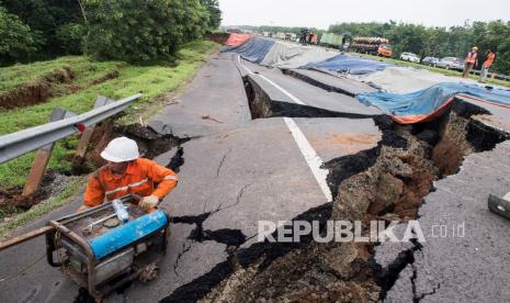 Petugas menyiapkan alat saat memeriksa kondisi jalan tol yang ambles di ruas tol Cikopo-Palimanan (Cipali) KM 122, Kabupaten Indramayu, Jawa Barat, Rabu (9/2/2021). Jalan tol Cipali KM 122 amblas pada hari Selasa (9/2) pukul 03.00 dinihari dan mengakibatkan penutupan jalan serta pemberlakuan lawan arah mulai dari KM 117 sampai KM 126.