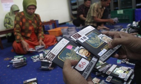 Petugas menyiapkan dokumen paspor dan visa jamaah calon haji.