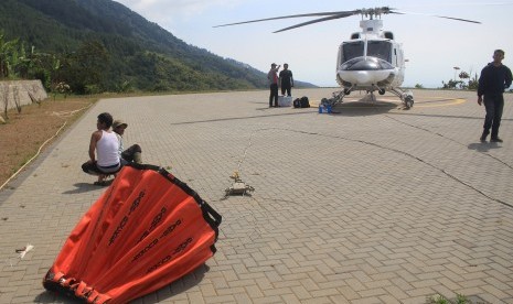 Petugas menyiapkan helikopter Water Bombing untuk melakukan pemadaman api kebakaran hutan gunung Ciremai, Kuningan, Jawa Barat, Jumat (9/8/2019).