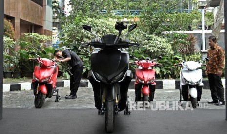   Petugas menyiapkan motor listrik buatan anak bangsa jelang pelepasan rombongan touring jarak jauh GESITS Tour de Jawa Bali di Gedung Badan Pengkajian dan Penerapan Teknologi (BPPT) , Jakarta, Senin (7/11).