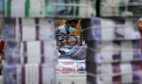   Petugas menyiapkan pasokan uang tunai untuk kebutuhan anjungan tunai mandiri di salah satu kantor bank di Jakarta, Jum'at (21/12).  (Republika/Aditya Pradana Putra)