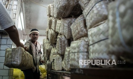 Petugas menyiapkan wadah besek bambu yang akan digunakan sebagai tempat daging kurban, di Masjid Istiqlal, Jakarta, Ahad (11/8/2019).