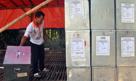 Petugas menyimpan kotak suara di kantor KPU Kota Bogor, Jabar, Senin (14/7).