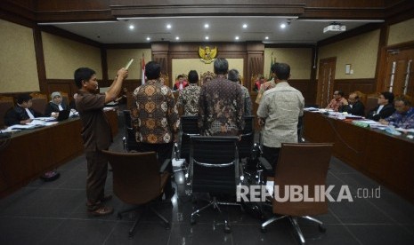 Petugas menyumpah saksi saat sidang dengan terdakwa kasus korupsi KTP Elektronik Irman dan Sugiharto di Pengadilan Tipikor, Jakarta Pusat, Kamis (4/5). 