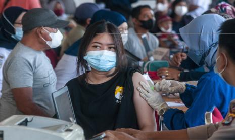 Petugas menyuntikkan vaksin booster Covid-19 kepada warga yang hendak bepergiaan di terminal. 