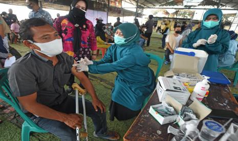 Petugas menyuntikkan vaksin COVID-19 kepada pedagang pasar di Pasar Induk Rau, Serang, Banten, Kamis (21/10/2021). Vaksinasi digelar untuk mempercepat pencapaian kekebalan komunal (Herd Immunity) sekaligus persiapan dibukanya kembali Pasar Induk Rau dan fasilitas umum lainnya.