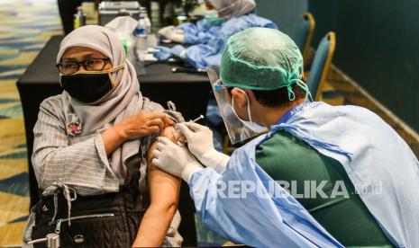 Petugas menyuntikkan vaksin COVID-19 kepada penerima vaksin di Senayan City, Jakarta, Rabu (7/4/2021). Senayan City memfasilitasi vaksinasi dosis pertama bagi Lansia dan tenaga pengajar yang ditargetkan untuk 500 orang per harinya dari tanggal 7-10 April 2021.