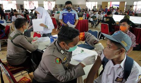 Petugas menyuntikkan vaksin kepada pelajar yang mengikuti Gelora Vaksinasi Pelajar di SMKN 2 Makassar di Makassar, Sulawesi Selatan, Rabu (8/9). Kegiatan vaksinasi Covid-19 yang digelar oleh Akpol 98 Polda Sulsel tersebut untuk mendukung pemerintah setempat dalam membentuk kekebalan komunal pada pelajar sebelum dimulainya pembelajaran tatap muka di daerah itu.