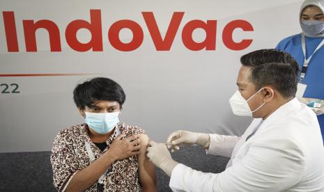 Petugas menyuntikkan vaksin pada Peluncuran dan Penyuntikan Perdana Vaksin IndoVac di kantor Bio Farma, Bandung, Jawa Barat, Kamis (13/10/2022). IndoVac menjadi vaksin COVID-19 pertama yang diproduksi secara lokal di dalam negeri mulai dari proses hulu hingga hilir dan telah mendapatkan Emergency Use Authorization (EUA) atau izin penggunaan darurat.