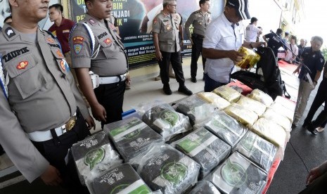 Petugas menyusun barang bukti narkoba jenis sabu-sabu saat gelar kasus hasil Operasi Anti Narkotik (Antik) 2018 di Polda Lampung, Lampung, Kamis (19/7).