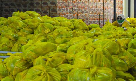 Petugas menyusun paket bantuan sosial untuk keluarga yang perekonomiannya terdampak COVID-19 di gudang penyimpanan stadion Patriot Chandrabaga, Bekasi, Jawa Barat, Senin (20/4/2020). Pemerintah kota Bekasi membagikan sebanyak 150 ribu paket bantuan berupa sembako dan untuk tahap pertama sebanyak 20 ribu paket bantuan akan disalurkan melalui kelurahan. 