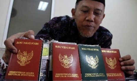 Petugas merapikan buku nikah di Kantor Urusan Agama (KUA) di Jakarta Pusat.