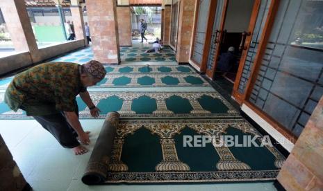 Petugas merapikan karpet sajadah di Masjid Agung Sunda Kelapa, Menteng, Jakarta.