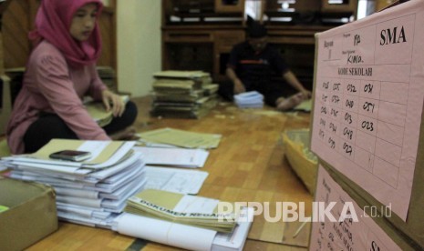 Petugas merapikan map berisi Lembar Jawaban Ujian Nasional (LJUN) di gedung perpustakaan Universitas Pendidikan Indonesia (UPI) Jl Dr Setiabudi, Kota Bandung, Rabu (6/4). 